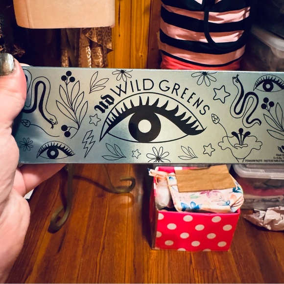 TRADED 💖 Urban Decay Wild Greens Eyeshadow Palette - Picture 8 of 10